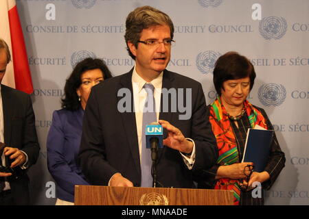 Nations Unies, New York, USA. 15 mai, 2018. L'Ambassadeur de France François Delattre, avec la société britannique Karen Pierce et autres, a parlé à la presse parle de Gaza. Photo : Matthew Russell Lee / Inner City Press Banque D'Images