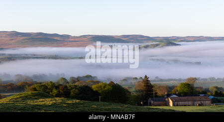 Ystrad Meurig, Ceredigion, pays de Galles, Royaume-Uni 15 Mai 2018 UK Weather : Morning Mist longe la partie supérieure de la Teifi Valley, à côté du bord de la Cambrian mountains au Pays de Galles. que le soleil brille au-dessus du petit village rural de Ystrad Meurig. Crédit : Ian Jones/Alamy Live News Banque D'Images