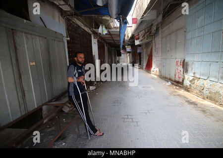 Beijing, Chine. 15 mai, 2018. Un Palestinien se place en avant d'un atelier fermé sur une rue vide pendant une grève générale dans le sud de la bande de Gaza ville de Rafah, le 15 mai 2018. Credit : Khaled Omar/Xinhua/Alamy Live News Banque D'Images