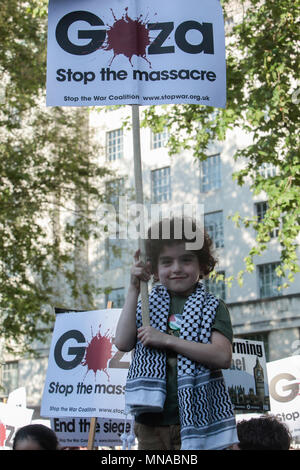 London UK 15 mai 2018 palestiniens à Londres se sont réunis en face de Downing Street pour protester contre l'assassinat de 58 manifestants en Cisjordanie hier par les troupes israéliennes.la manifestation coïncide avec le 70e anniversaire de ce que les Palestiniens appellent la Nakba - un déplacement en masse des Palestiniens après la création d'Israël.@Paul Quezada-Neiman/Alamy Live News Banque D'Images