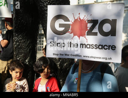 London UK 15 mai 2018 palestiniens à Londres se sont réunis en face de Downing Street pour protester contre l'assassinat de 58 manifestants en Cisjordanie hier par les troupes israéliennes.la manifestation coïncide avec le 70e anniversaire de ce que les Palestiniens appellent la Nakba - un déplacement en masse des Palestiniens après la création d'Israël.@Paul Quezada-Neiman/Alamy Live News Banque D'Images