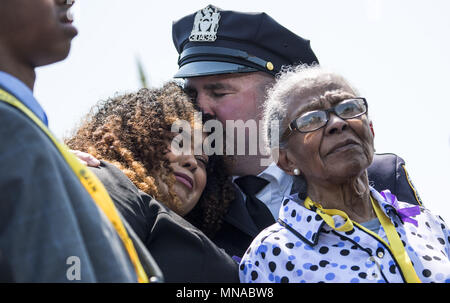 Washington, District de Columbia, Etats-Unis. 15 mai, 2018. Agent de police de la ville de New York Vincent Maher, étreintes Genèse Villella, fille d'officier de police tué Miosotis Familia, qui a été tué dans l'exercice de ses fonctions, en tant que président, Donald Trump parle de son, à la 37e Conférence nationale des agents de la paix au Capitole, le 15 mai 2018 à Washington, DC.Crédit : Kevin Dietsch/Piscine via CNP Crédit : Kevin Dietsch/CNP/ZUMA/Alamy Fil Live News Banque D'Images