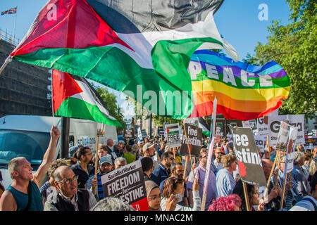 Londres, Royaume-Uni. Le 15 mai 2018. Une manifestation en faveur de la Palestine et contre les tirs israéliens sur la frontière. Organisé par l'arrêt de la guerre en face de Downing Street, dans une tentative d'amener le gouvernement à condamner Israël. Crédit : Guy Bell/Alamy Live News Banque D'Images