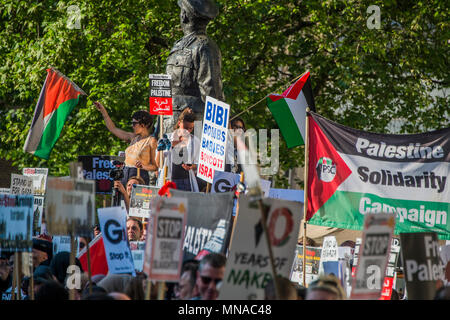 Londres, Royaume-Uni. Le 15 mai 2018. Une manifestation en faveur de la Palestine et contre les tirs israéliens sur la frontière. Organisé par l'arrêt de la guerre en face de Downing Street, dans une tentative d'amener le gouvernement à condamner Israël. Crédit : Guy Bell/Alamy Live News Banque D'Images