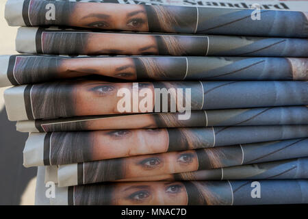 London, UK 15 Mai 2018 : une pile de journaux Evening Standard dispose d''les yeux de Meghan Markel, l'acteur américain qui est d'épouser le prince Harry à Windsor le samedi et dont le père est maintenant dit de ne pas être présents. Photo de Richard Baker / Alamy Live News Banque D'Images