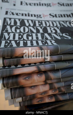 London, UK 15 Mai 2018 : une pile de journaux Evening Standard dispose d''les yeux de Meghan Markel, l'acteur américain qui est d'épouser le prince Harry à Windsor le samedi et dont le père est maintenant dit de ne pas être présents. Photo de Richard Baker / Alamy Live News Banque D'Images