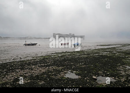 Weston-super-Mare, Royaume-Uni. 15 mai, 2018. Météo France : brume dérive au large de la mer et de l'autre côté de la plage un jour ensoleillé. Keith Ramsey/Alamy Live News Banque D'Images