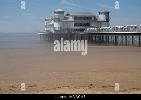 Weston-super-Mare, Royaume-Uni. 15 mai, 2018. Météo France : brume dérive au large de la mer et de l'autre côté de la plage un jour ensoleillé. Keith Ramsey/Alamy Live News Banque D'Images