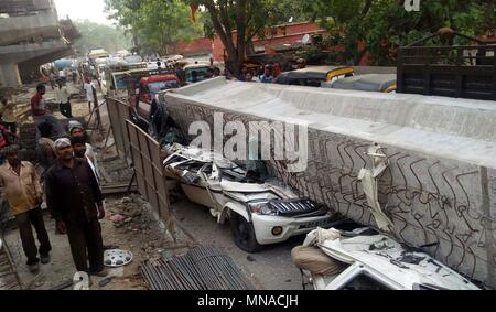 Allahabad, Uttar Pradesh, Inde. 15 mai, 2018. Les gens se rassemblent près de collasped en construction au pont près de la gare la Cant à Varanasi. Credit : Prabhat Kumar Verma/ZUMA/Alamy Fil Live News Banque D'Images