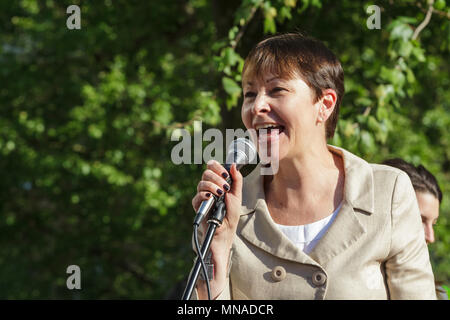 Downing Street, Londres, 15 mai 2018. Caroline Lucas, députée, et co-chef du Parti Vert. Les manifestants se rassemblent en face de Downing Street pour démontrer à la justice pour la Palestine, compte tenu de l'action contre les Palestiniens à Gaza par l'armée israélienne, et l'ouverture de l'ambassade des Etats-Unis à Jérusalem. Le rallye est pris en charge par haut-parleurs, y compris plusieurs députés, les représentants syndicaux et militants. Credit : Imageplotter News et Sports/Alamy Live News Banque D'Images