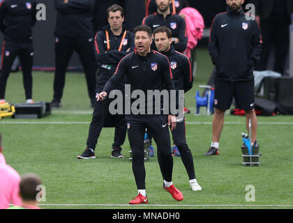 Le 15 mai 2018, Groupama Stadium. Lyon, France ; la finale de la Ligue Europa traning, l'Atletico Madrid contre Marseille ; l'Atletico Madrid, l'Atletico Madrid manager Diego Simeone en donnant des instructions à ses joueurs de la ligne de touche lors d'une séance de formation de l'Atlético Madrid Banque D'Images