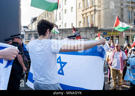 Bristol, Royaume-Uni. 15 mai, 2018. Un petit groupe de partisans Pro-Israel portant le drapeau israélien sont représentés comme ils font face Pro-Palestinian manifestants qui participaient à une marche de protestation à Bristol pour montrer leur solidarité avec le peuple palestinien. La marche de protestation et un rassemblement a eu lieu pour permettre aux gens de montrer leur soutien et leur solidarité avec le peuple palestinien après 70 ans de Nakba et de protester contre les mesures prises récemment par Israël à Gaza Crédit : lynchpics/Alamy Live News Banque D'Images