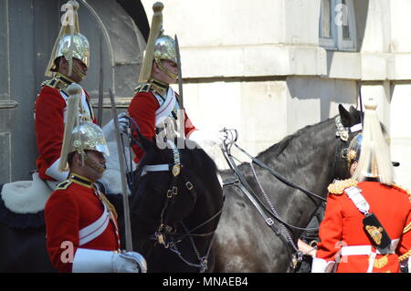 Les 4 h de descendre de la cérémonie à Horse Guards Parade est chaque jour 365 jours par année. La vie de Queens de protection ont été à Horse Guards Parade depuis la restauration Le roi Charles II en 1660. Le Queens est l'un des gardiens de la vie de deux hauts Household Cavalry Regiment. Lorsque la reine est dans la résidence au Palais de Buckingham, la Garde côtière canadienne se compose d'un dirigeant, un caporal Major, deux sous-officiers, un trompettiste et dix troopers. Ceci est connu comme la Garde côtière canadienne Banque D'Images