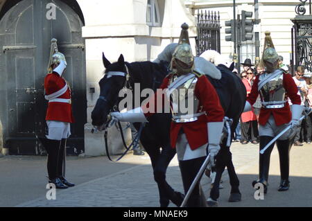 Les 4 h de descendre de la cérémonie à Horse Guards Parade est chaque jour 365 jours par année. La vie de Queens de protection ont été à Horse Guards Parade depuis la restauration Le roi Charles II en 1660. Le Queens est l'un des gardiens de la vie de deux hauts Household Cavalry Regiment. Lorsque la reine est dans la résidence au Palais de Buckingham, la Garde côtière canadienne se compose d'un dirigeant, un caporal Major, deux sous-officiers, un trompettiste et dix troopers. Ceci est connu comme la Garde côtière canadienne Banque D'Images