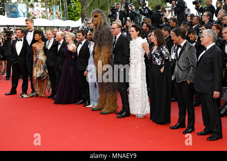 Cannes, France. Le 15 mai 2018. Producteur Simon Emanuel, acteur Joonas Suotamo, actrice Thandie Newton, Woody Harrelson, acteur réalisateur Ron Howard, l'actrice Emilia Clarke, acteurs Alden Ehrenreich, Donald Glover, Chewbacca, l'acteur Paul Bettany, actrice Phoebe Waller-Bridge, Kathleen Kennedy producteur, scénariste Jonathan Kasdan et écrivain Lawrence Kasdan participant à la 'Solo : Une histoire de la guerre des étoiles' premiere au cours de la 71e édition du Festival de Cannes au Palais des Festivals le 15 mai 2018 à Cannes, France Crédit : Geisler-Fotopress/Alamy Live News Banque D'Images