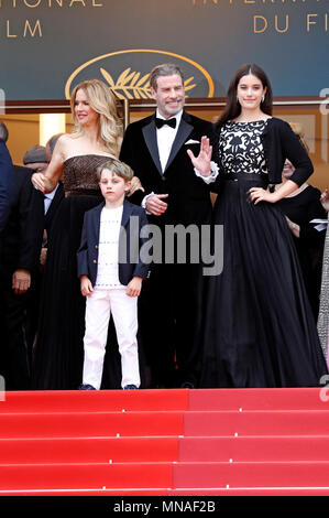 Cannes, France. Le 15 mai 2018. John Travolta, sa femme Kelly Preston et leurs enfants Ella Bleu Travolta et Benjamin Travolta participant à la 'Solo : Une histoire de la guerre des étoiles' premiere au cours de la 71e édition du Festival de Cannes au Palais des Festivals le 15 mai 2018 à Cannes, France Crédit : Geisler-Fotopress/Alamy Live News Banque D'Images