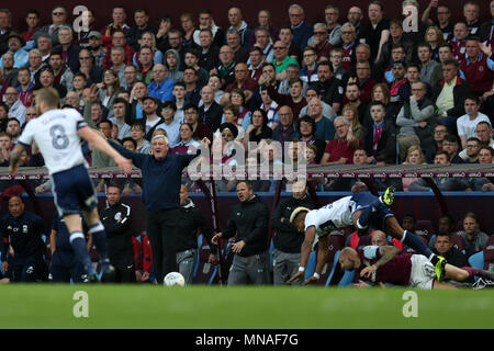 Birmingham, UK. Le 15 mai 2018. Aston Villa manager Steve Bruce se plaint que Aston Villa player Alan Hutton ¨ est encrassée. L'EFL Skybet jouer hors Championnat 2e demi-finale match aller, Aston Villa v Middlesbrough à Villa Park à Birmingham , Midlands le mardi 15 mai 2018. Cette image ne peut être utilisé qu'à des fins rédactionnelles. Usage éditorial uniquement, licence requise pour un usage commercial. Aucune utilisation de pari, de jeux ou d'un seul club/ligue/dvd publications. Photos par Andrew Andrew/Verger Verger la photographie de sport/Alamy live news Crédit : Andrew Orchard la photographie de sport/Alamy Live News Banque D'Images