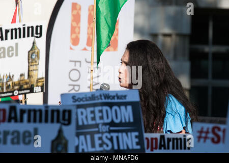 Londres, Royaume-Uni. 15 mai, 2018. Malia Bouattia, ancien président de l'Union Nationale des Étudiants, adresses des centaines de personnes qui manifestaient dans Whitehall sur le 70e anniversaire de la Nakba contre l'assassinat à Gaza hier par des snipers israéliens d'au moins 58 manifestants palestiniens et la blessure d'au moins 1 700 autres. L'utilisation par Israël des munitions a été largement critiqué par les autres membres. Credit : Mark Kerrison/Alamy Live News Banque D'Images