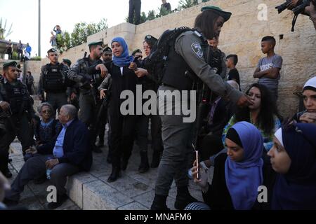 Jérusalem. 15 mai, 2018. Des manifestants palestiniens en conflit avec les forces de sécurité israéliennes au cours d'une manifestation près de la Porte de Damas de la vieille ville de Jérusalem, le 15 mai 2018. Les Palestiniens le mardi a marqué le jour de la Nakba, ou 'le jour de la catastrophe, pour exiger leurs droits de retour à la maison occupés par Israël dans la guerre de 1948. Credit : Muammar Awad/Xinhua/Alamy Live News Banque D'Images