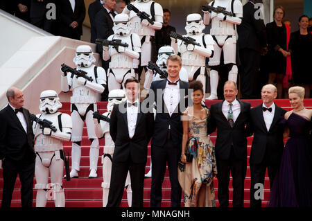 Producteur Simon Emanuel, Joonas Suotamo, l'actrice Thandie Newton, Woody Harrelson, directeur Ron Howard, l'actrice Emilia Clarke, à la Solo : Une histoire de la guerre des étoiles à la projection de gala du 71e Festival de Cannes, le mardi 15 mai 2018, Cannes, France. Crédit photo : Doreen Kennedy Banque D'Images