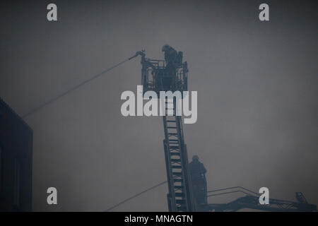 Bruxelles, Belgique. Le 15 mai, 2015. Les pompiers pour éteindre un incendie qui éclate dans un immeuble.Alexandros Michailidis/Alamy Live News Banque D'Images