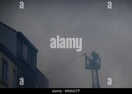 Bruxelles, Belgique. Le 15 mai, 2015. Les pompiers pour éteindre un incendie qui éclate dans un immeuble.Alexandros Michailidis/Alamy Live News Banque D'Images