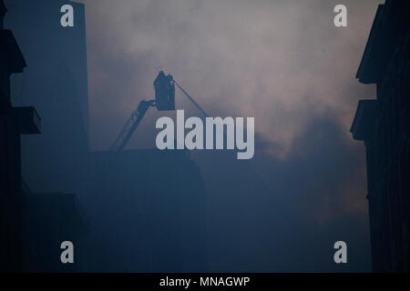 Bruxelles, Belgique. Le 15 mai, 2015. Les pompiers pour éteindre un incendie qui éclate dans un immeuble.Alexandros Michailidis/Alamy Live News Banque D'Images