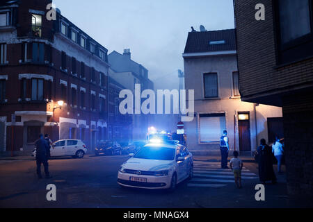 Bruxelles, Belgique. Le 15 mai, 2015. Les pompiers pour éteindre un incendie qui éclate dans un immeuble.Alexandros Michailidis/Alamy Live News Banque D'Images