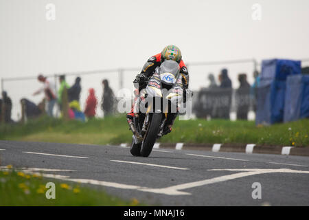 Portrush l'Irlande du Nord. Le mardi 15 mai 2018.La pratique de la course pour se 200. Peter Hickman sur The Smiths Racing Trooper Triumph Banque D'Images