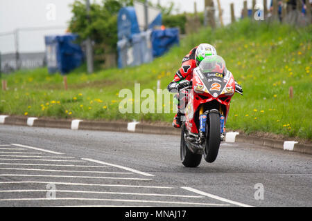 Portrush l'Irlande du Nord. Le mardi 15 mai 2018.La pratique de la course pour se 200. Glenn Irwin (2) en action sur la route de Coleraine Portrush Banque D'Images