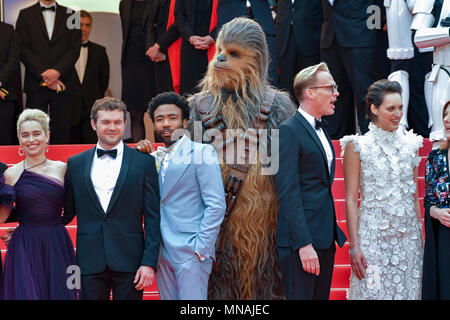 CANNES, FRANCE - 15 mai : l'actrice Emilia Clarke, l'acteur Alden Ehrenreich, acteur Donald Glover, Chewbacca, l'acteur Paul Bettany, actrice Phoebe Waller-Bridge assiste à la projection de 'Solo : Une histoire de la guerre des étoiles" au cours de la 71e assemblée annuelle du Festival du Film de Cannes au Palais des Festivals le 15 mai 2018 à Cannes, France. Credit : BTWImages/Alamy Live News Banque D'Images