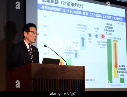 Tokyo, Japon. 15 mai, 2018. Le Japon en proie géant de l'électronique Toshiba CFO Masayoshi Hirata annonce les résultats financiers de la société se terminant en mars au siège de la société à Tokyo le mardi 15 mai, 2018. Aussi announceed Toshiba la nouvelle stratégie de l'entreprise Toshiba 'Next'. Credit : Yoshio Tsunoda/AFLO/Alamy Live News Banque D'Images