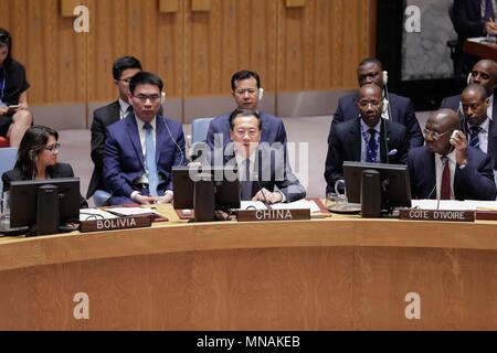 Organisation des Nations Unies, New York, USA, 15 mai 2018 - MA Zhaoxu, Représentant permanent de la Chine à l'Organisation des Nations Unies porte sur la réunion du Conseil de sécurité sur la situation au Moyen-Orient, y compris la question de Palestine aujourd'hui au siège des Nations Unies à New York. Photo : Luiz Rampelotto/EuropaNewswire | Conditions de crédit dans le monde entier : dpa photo alliance/Alamy Live News Banque D'Images