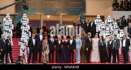 CANNES, FRANCE - 15 MAI : Producteur Simon Emanuel, acteur Joonas Suotamo, actrice Thandie Newton, Woody Harrelson, acteur réalisateur Ron Howard, l'actrice Emilia Clarke, l'acteur Alden Ehrenreich, acteur Donald Glover, Chewbacca, l'acteur Paul Bettany, Phoebe Waller-Bridge actrice et productrice Kathleen Kennedy assiste à la projection d'un 'solo : Histoire de la guerre des étoiles" au cours de la 71e assemblée annuelle du Festival du Film de Cannes au Palais des Festivals le 15 mai 2018 à Cannes, France Crédit : BTWImages/Alamy Live News Banque D'Images