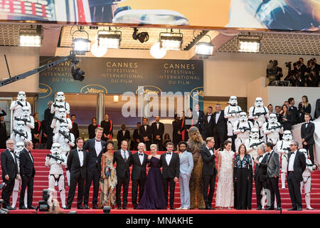CANNES, FRANCE - 15 MAI : Producteur Simon Emanuel, acteur Joonas Suotamo, actrice Thandie Newton, Woody Harrelson, acteur réalisateur Ron Howard, l'actrice Emilia Clarke, l'acteur Alden Ehrenreich, acteur Donald Glover, Chewbacca, l'acteur Paul Bettany, Phoebe Waller-Bridge actrice et productrice Kathleen Kennedy assiste à la projection d'un 'solo : Histoire de la guerre des étoiles" au cours de la 71e assemblée annuelle du Festival du Film de Cannes au Palais des Festivals le 15 mai 2018 à Cannes, France Crédit : BTWImages/Alamy Live News Banque D'Images