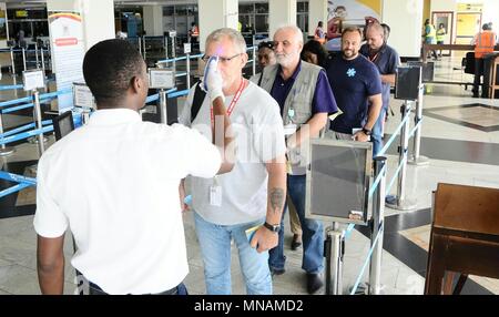 Kampala. 15 mai, 2018. File d'attente des passagers d'être projetés à l'Aéroport International d'Entebbe en Ouganda, le 15 mai 2018. Les médecins militaires ont été déployés à l'aéroport à l'écran tous les passagers entrant dans le pays, en particulier ceux des pays voisin, la République démocratique du Congo (RDC) où il y a une épidémie d'Ebola. Crédit : Joseph Kiggundu/Xinhua/Alamy Live News Banque D'Images