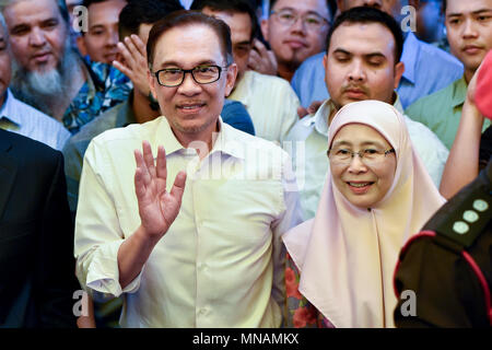 Kuala Lumpur, Malaisie, le 16 mai 2018. 12e vice-premier ministre de la Malaisie, Wan Wan Azizah Ismail(R) et son mari, l'icône de l'Opposition Anwar Ibrahim(C, 70), qui dirige le Parti de la Justice du peuple (PKR), parle aux médias lors d'une conférence de presse à sa maison à Kuala Lumpur, Malaisie, le 16 mai 2018. Crédit : Chris JUNG/Alamy Live News Banque D'Images