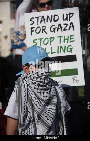 Londres, Royaume-Uni. 16 mai 2018. Des centaines de protestataires, les protestations du massacre de manifestants palestiniens à Gaza par les Israéliens le jour de l'armée US déménagement son ambassade à Jérusalem à l'extérieur de Downing Street le 15 mai 2018, Londres, Royaume-Uni. Credit : Voir Li/Alamy Live News Banque D'Images