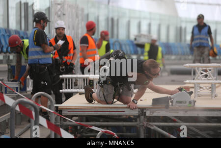 (180516) -- KIEV, 16 mai 2018(Xinhua) -- les constructeurs travaillent dans le NSC Stade Olympique de Kiev, Ukraine, le 14 mai 2018. Ce stade accueillera la finale de la Ligue des Champions entre le Real Madrid et Liverpool le 26 mai. (Xinhua/Sergey) Banque D'Images