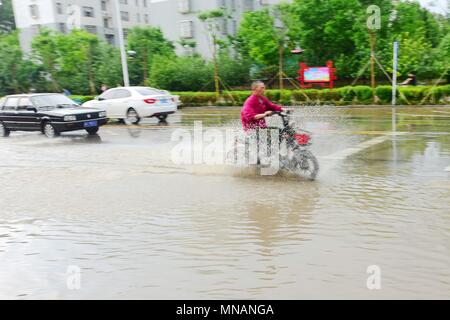 Shanghai, Shanghai, Chine. 16 mai, 2018. Shanghai, Chine 16 mai 2018 : Les rues sont inondées après de fortes pluies dans la région de Shanghai, la Chine de l'est la province de Shandong. Crédit : SIPA Asie/ZUMA/Alamy Fil Live News Banque D'Images