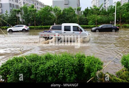 Shanghai, Shanghai, Chine. 16 mai, 2018. Shanghai, Chine 16 mai 2018 : Les rues sont inondées après de fortes pluies dans la région de Shanghai, la Chine de l'est la province de Shandong. Crédit : SIPA Asie/ZUMA/Alamy Fil Live News Banque D'Images