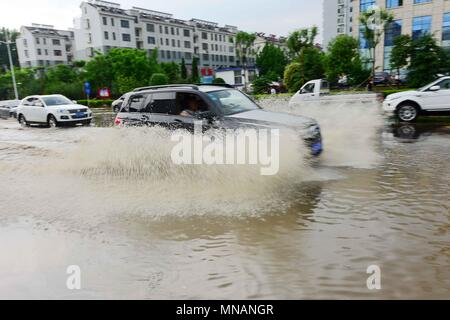 Shanghai, Shanghai, Chine. 16 mai, 2018. Shanghai, Chine 16 mai 2018 : Les rues sont inondées après de fortes pluies dans la région de Shanghai, la Chine de l'est la province de Shandong. Crédit : SIPA Asie/ZUMA/Alamy Fil Live News Banque D'Images