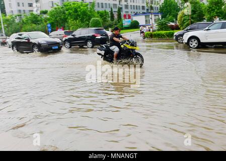 Shanghai, Shanghai, Chine. 16 mai, 2018. Shanghai, Chine 16 mai 2018 : Les rues sont inondées après de fortes pluies dans la région de Shanghai, la Chine de l'est la province de Shandong. Crédit : SIPA Asie/ZUMA/Alamy Fil Live News Banque D'Images