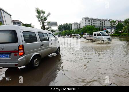 Shanghai, Shanghai, Chine. 16 mai, 2018. Shanghai, Chine 16 mai 2018 : Les rues sont inondées après de fortes pluies dans la région de Shanghai, la Chine de l'est la province de Shandong. Crédit : SIPA Asie/ZUMA/Alamy Fil Live News Banque D'Images