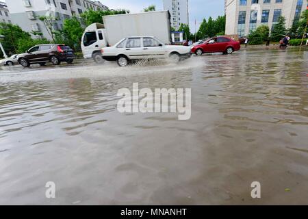 Shanghai, Shanghai, Chine. 16 mai, 2018. Shanghai, Chine 16 mai 2018 : Les rues sont inondées après de fortes pluies dans la région de Shanghai, la Chine de l'est la province de Shandong. Crédit : SIPA Asie/ZUMA/Alamy Fil Live News Banque D'Images