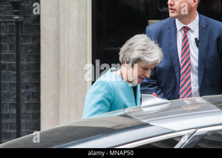 London UK. 16 mai 2018. Le Premier ministre britannique Theresa peut ne laisse aucun 10 Dowing Street pour assister à l'hebdomadaire LOGEMENT Premier ministre des questions à Parlilament Crédit : amer ghazzal/Alamy Live News Banque D'Images