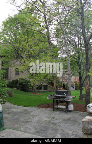 Dans un quartier chic, c'est la vue de l'arrière-cour patio d'une maison dans l'arrière-cour de la maison du voisin Banque D'Images