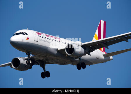 Germanwings Airbus A319 avion à réaction arrivant à l'aéroport de Londres Heathrow, Royaume-Uni. A319-100 D-AKNS Banque D'Images