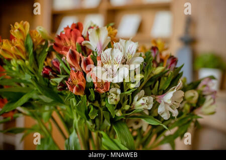 Magnifique bouquet de l'alstroemeria. Boutique de fleurs.Bouquet de fleurs multicolores l'alstroemeria.rose et violet alstroemerias. Banque D'Images