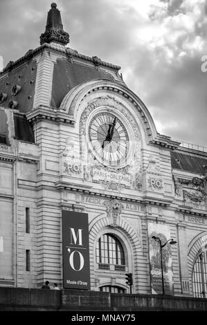 Paris, FRANCE - 16 Avril 2018 : Gros plan de l'horloge de l'Orsay Le musée d'Orsay (musée). Cette horloge est à partir de la décennie 1900. Tourné en noir et blanc Banque D'Images